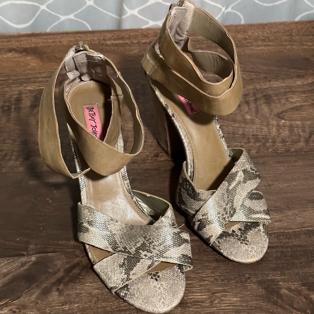 Betsy Johnson Heels, Gold Sandles size 8.5